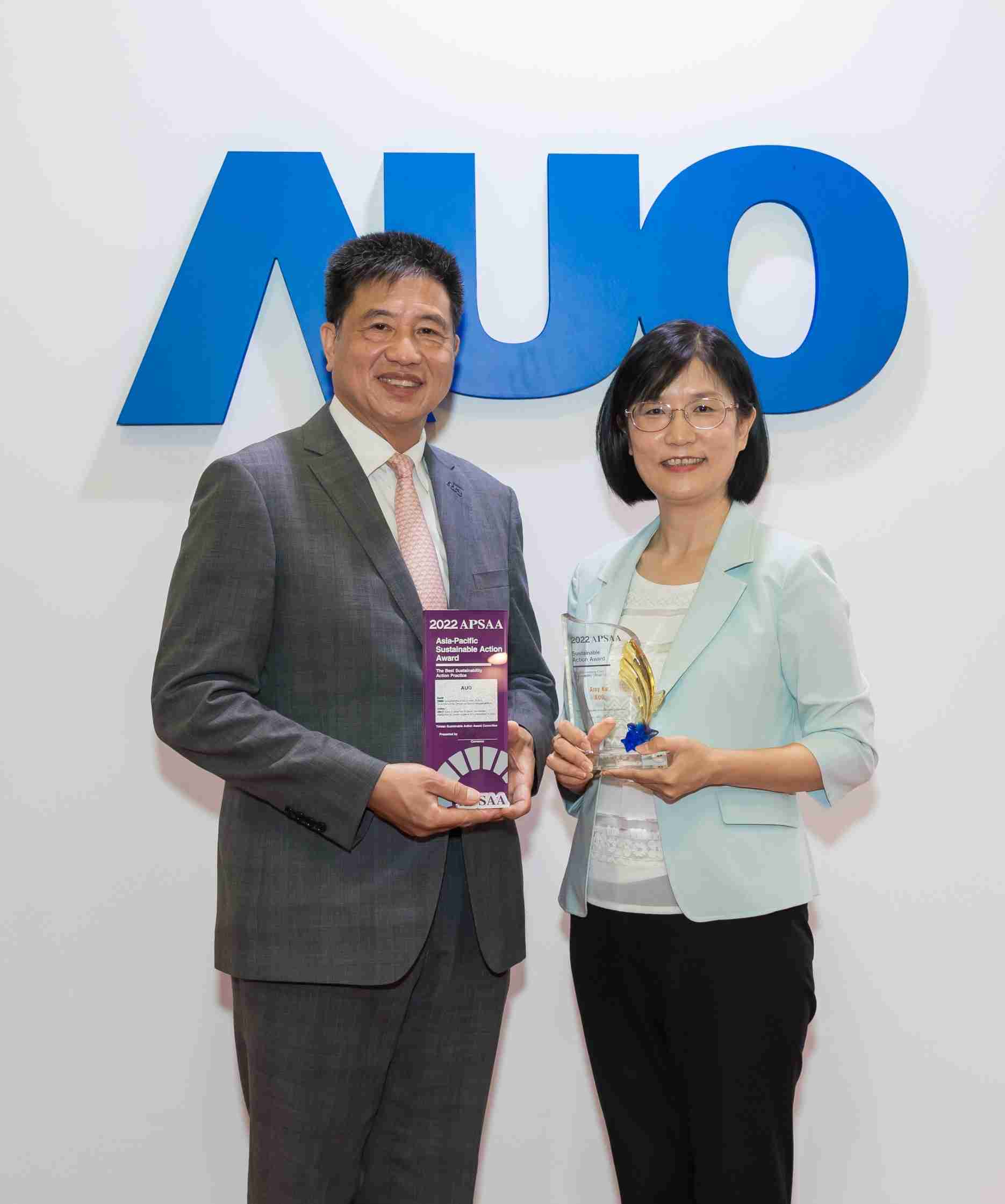 龙门国际长期垫筑永续远景的基石，，，透过ESG暨气候委员会逐步实践永续策略蓝图。。其中，，，，龙门国际光电永续长古秀华带领团队、、、、制定中长期目标，，缔造多面向亮眼表现，，，获得「顶尖永续长奖」的个人奖殊荣（左：龙门国际光电董事长暨执行长彭双浪，，，，右：龙门国际光电永续长古秀华）