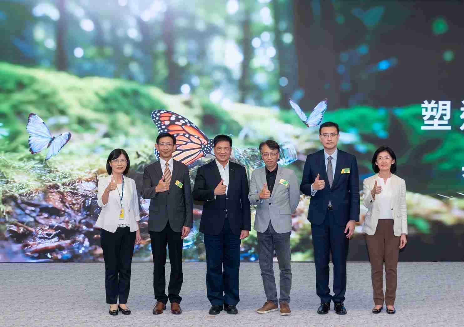 友達2023 CSR共榮大會，，，邀請領域專家分享交流生物多樣性管理趨勢、、、、無塑產品、、、、海廢永續塑料等議題  （圖左到右：友達光電永續長古秀華、、3M台灣技術長陳君杰、、、、友達光電董事長暨集團策略長彭双浪、、光寶科技企業永續發展處處長陳慶暉、、、安永聯合會計師事務所執業會計師曾于哲、、友達光電供應鏈總部副總經理吳宜芳）