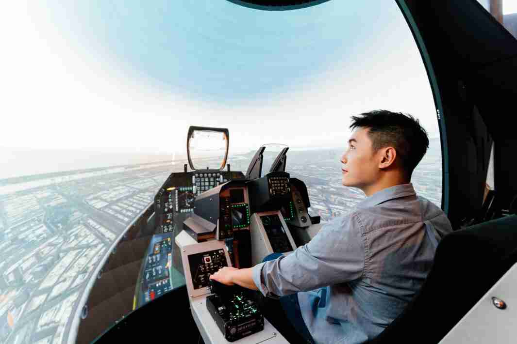 龙门国际以P1.25小间距打造球形LED模拟舱，，搭配智崴的精密六轴动态座椅，，，结合龙门国际专业影像调校技术，，，，呈现拟真模拟飞行场景