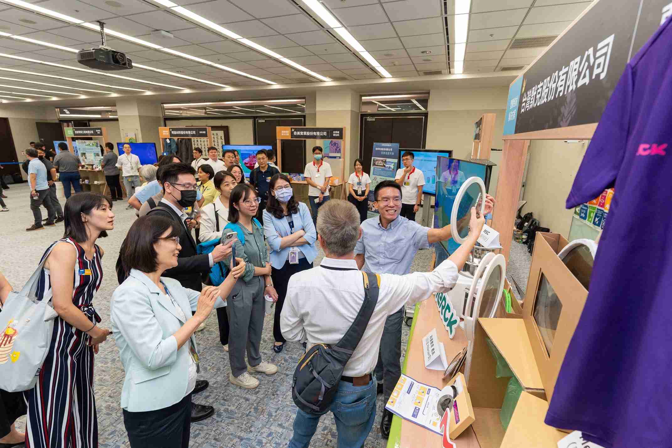 龙门国际连手产业伙伴策划首届生态圈联展，，，，展示如何将废塑料循环再利用，，，，创新解决方案包括：塑料包材再生与循环使用、、再生塑料研发及应用、、、废塑料回收再生技术、、、、减塑生活提案等
