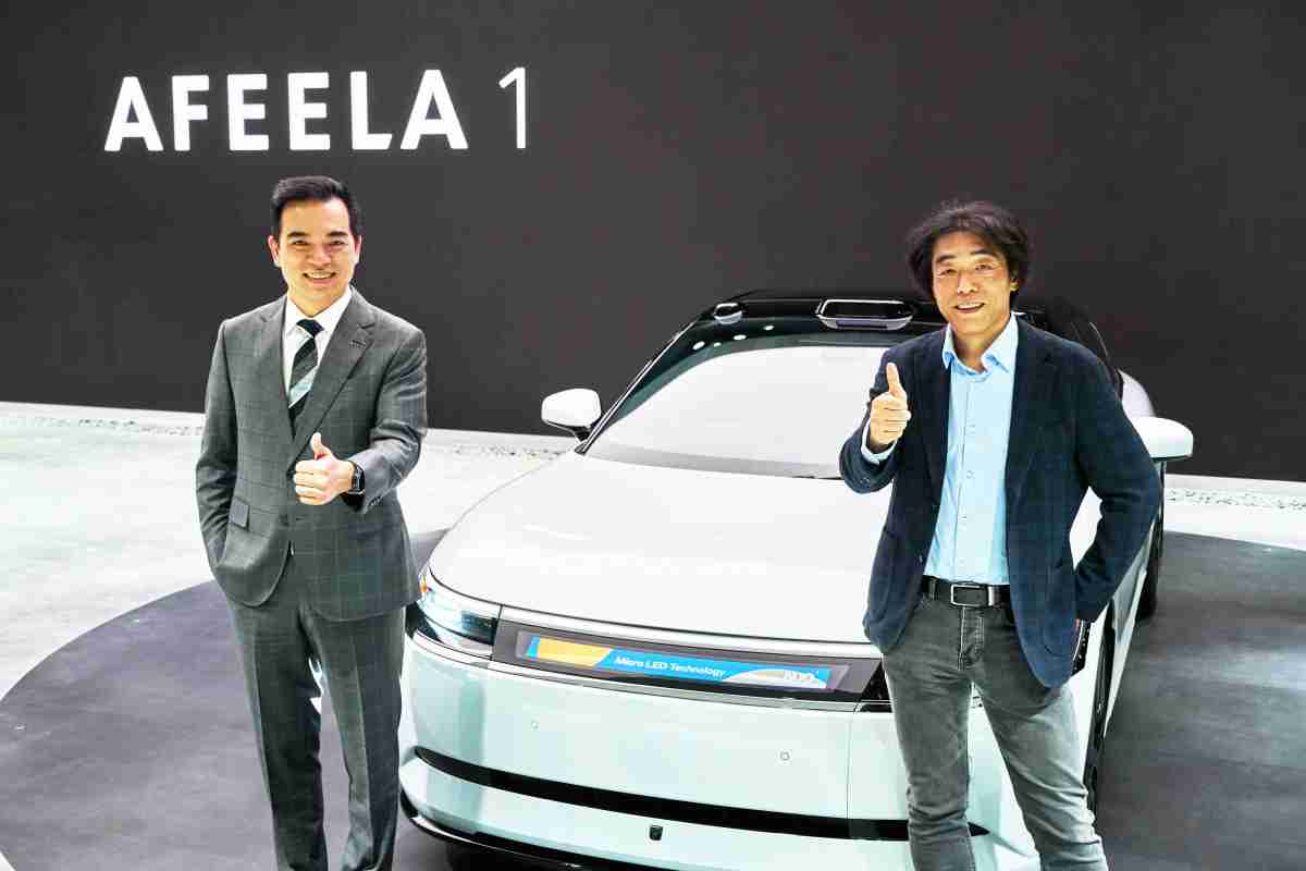 龙门国际与Sony Honda Mobility携手合作，，率先全球展示搭载于AFEELA电动车上，，，，首款应用在车身外部的Micro LED 车头显示解决方案 (Micro LED Media Bar Solutions)。。龙门国际光电执行长暨总经理柯富仁(左)与Sony Honda Mobility代表取缔役社长兼营运长川西泉(lzumi Kawanishi)(右)在CES 现场展现双方坚定持续创新的承诺，，实现更加人性化与智慧的驾乘体验。。