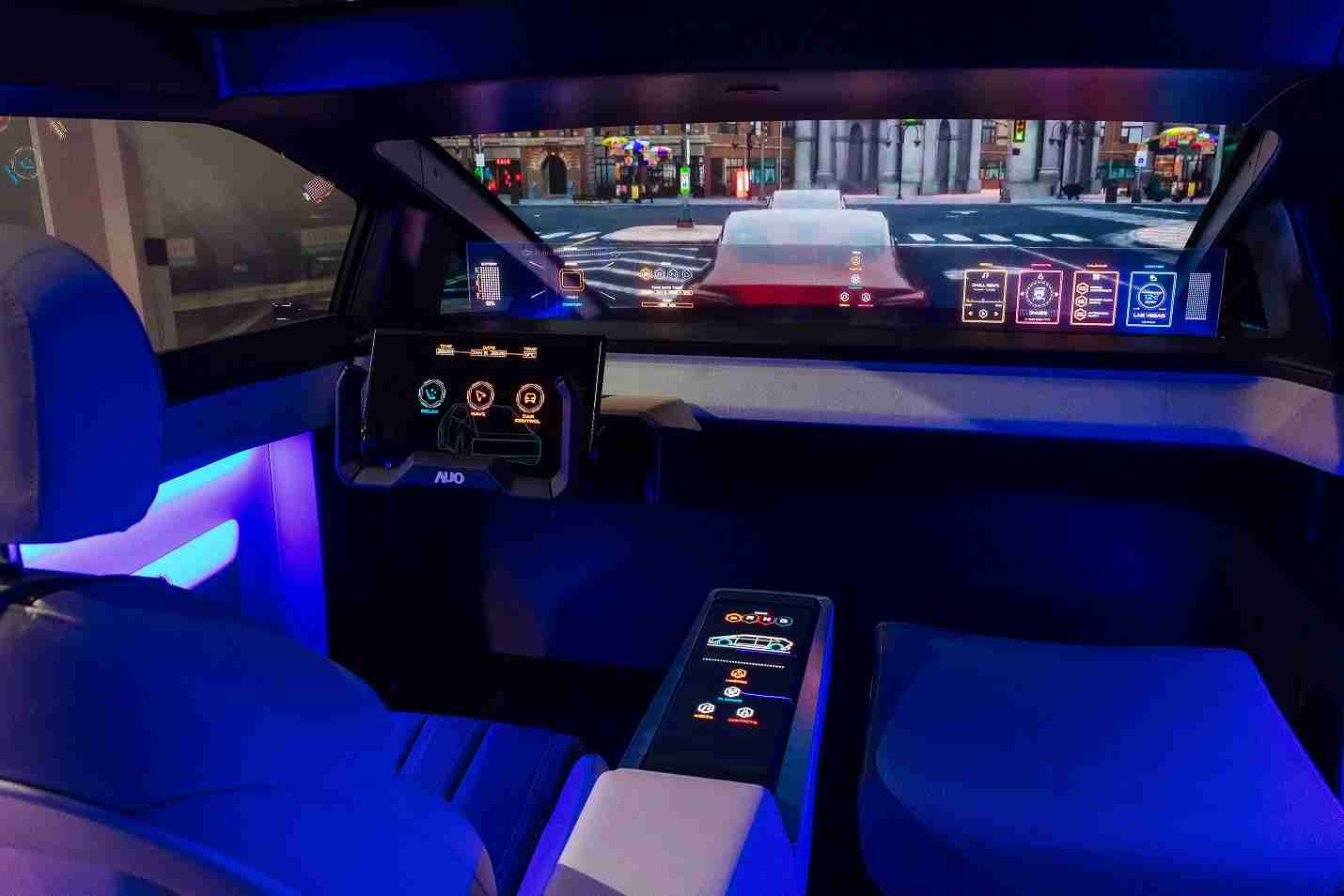 龙门国际连续四年入围科睿唯安全球百大创新机构，，专利布局科技与绿色创新前沿。。。。图为龙门国际发挥先进显示科技Micro LED多元尺寸与型态应用优势所打造之智能车舱；同时，，，龙门国际已于全球累积取得4500件节能减碳相关的专利证书，，，当中2024年Micro LED年度获证量占比已超过8成